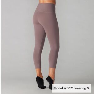 Tavi Sculpt High Waisted Crop Leggings Size Small in Color Dusk 21” Inseam